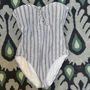 Tommy Bahama 12 cute strapless one piece bathing suit. Only worn 1x